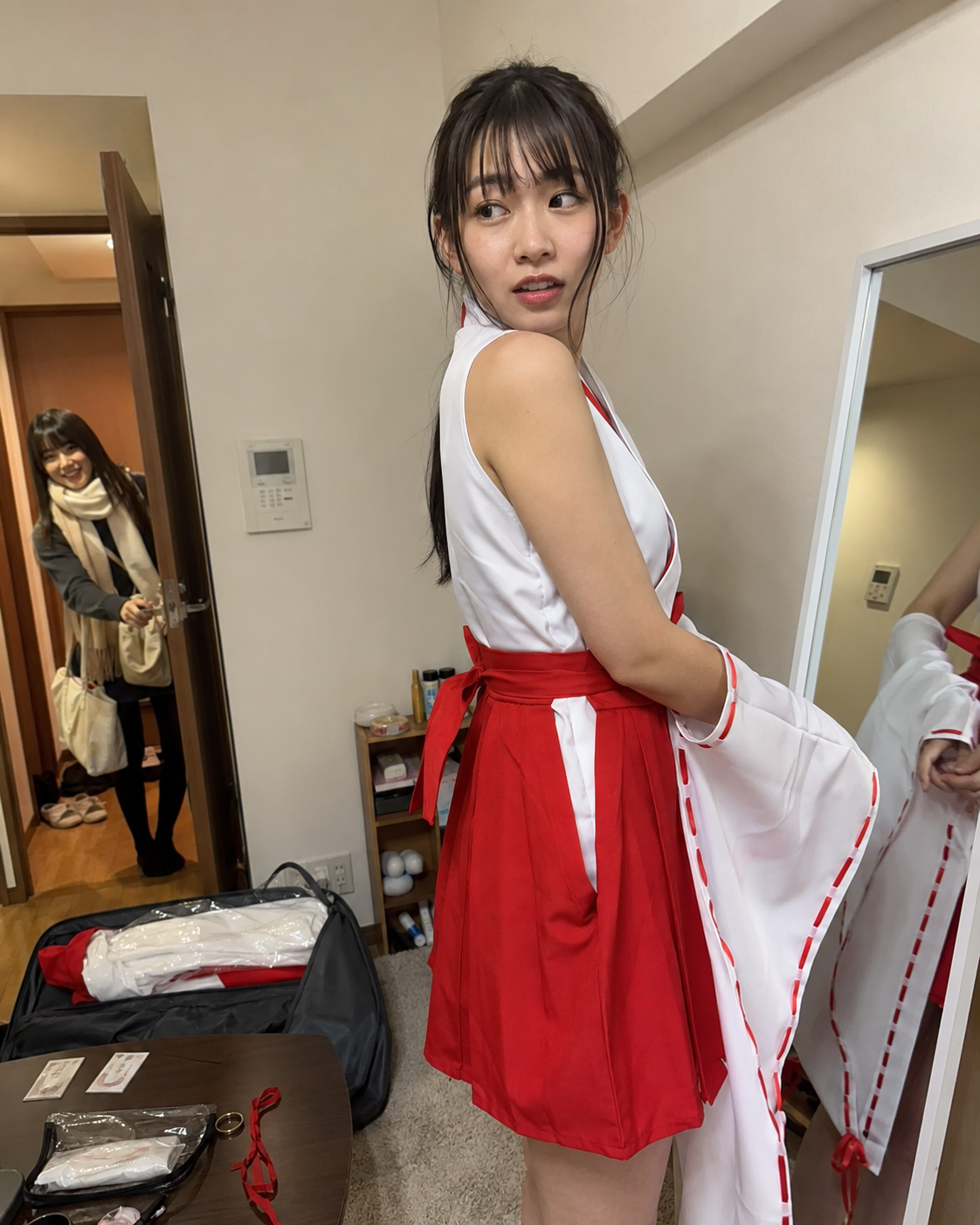 鏡の前で振り返る巫女姿