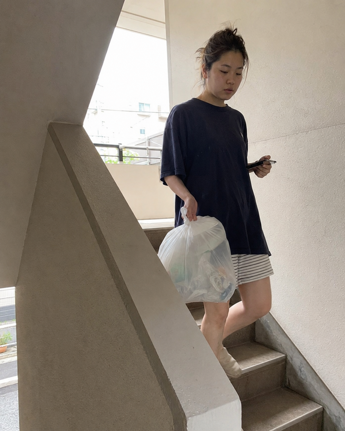 階段を下りる女性